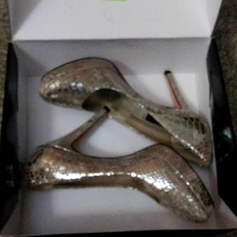 White house black market heals size 6
